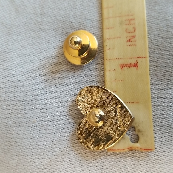 AVON ENAMEL HEART FLAG tie TAC or lapel pin - Picture 2 of 3